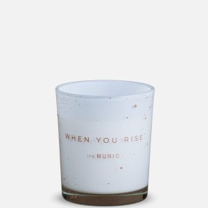 The Munio - Candela "When You Rise" in vetro votivo bianco - "When You Rise" candle in a white glass votive
